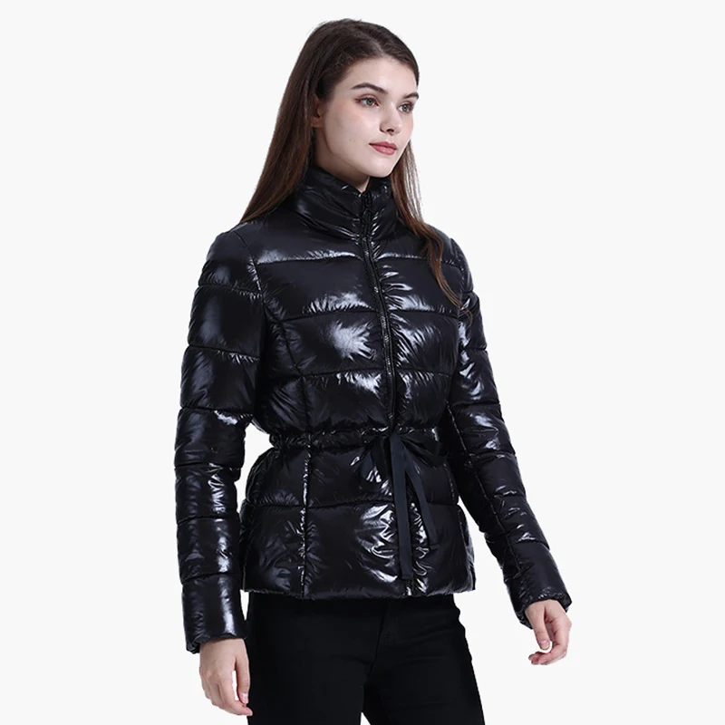 Parka matelassée femme avec ceinture noire Parka matelassée femme avec ceinture noire, sur fond blanc