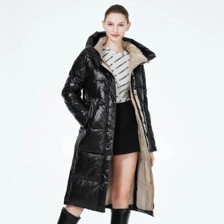 Parka matelassée femme conception longue pour l'hiver, noire, sur fond blanc