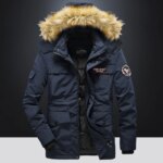 Parka militaire homme de style cargo avec capuche en fausse fourrure, de couleur bleu foncé