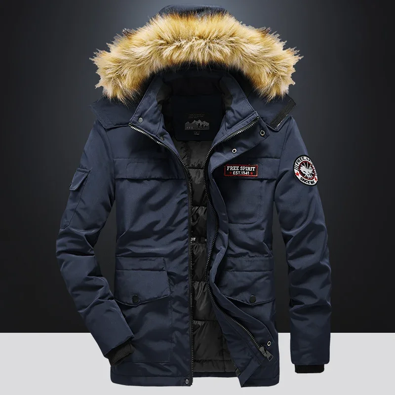 Parka militaire homme de style cargo avec capuche en fausse fourrure Parka militaire homme de style cargo avec capuche en fausse fourrure, de couleur bleu foncé