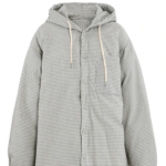 Parka oversize femme blanche à carreaux avec capuche sur fond blanc