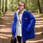 Parka oversize femme courte de style décontracté avec capuche sur une femme sur un chemin dans des bois