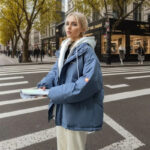Parka oversize femme courte et rembourrée avec capuche sur une femme dans la rue