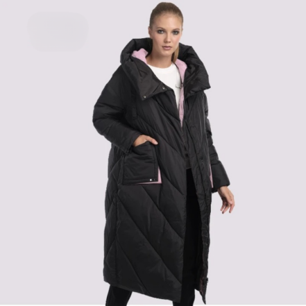 Parka oversize femme longue et matelassée avec capuche sur une femme sur fond gris