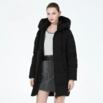 Parka oversize femme mi-longue et matelassée avec capuche sur une femme sur fond gris