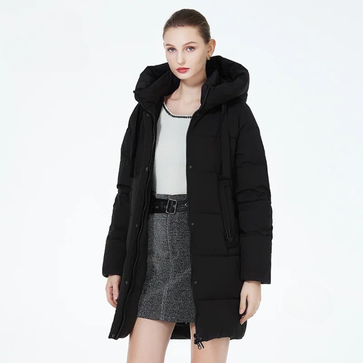 Parka oversize femme mi-longue et matelassée avec capuche Parka oversize femme mi-longue et matelassée avec capuche sur une femme sur fond gris