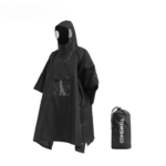 Parka pluie femme de style poncho à capuche sur fond blanc