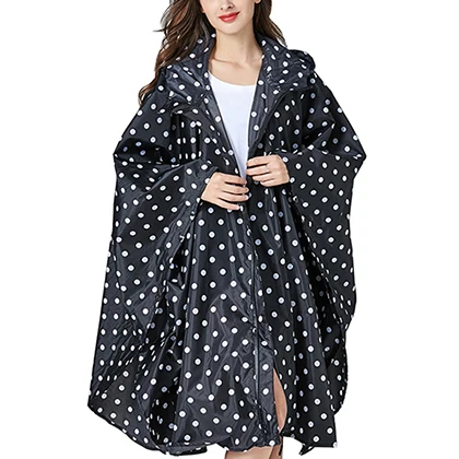 Parka pluie femme de style poncho avec motifs à pois Parka pluie femme de style poncho avec motifs à pois sur une femme sur fond blanc