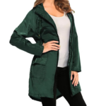 Parka pluie femme imperméable avec poches et capuche sur une femme sur fond blanc