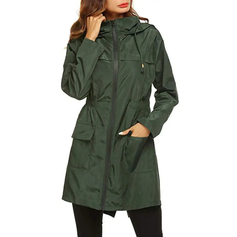 Parka pluie femme longue et coupe-vent à capuche Parka pluie femme longue et coupe-vent à capuche sur une femme sur fond blanc