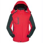 Parka pluie homme imperméable et coupe vent, de couleur rouge avec manches noires, avec capuche, sur fond blanc