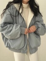 femme portant une Parka reversible femme bleu oversize à capuche