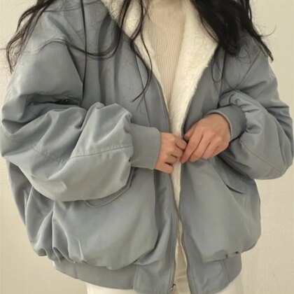 femme portant une Parka reversible femme bleu oversize à capuche
