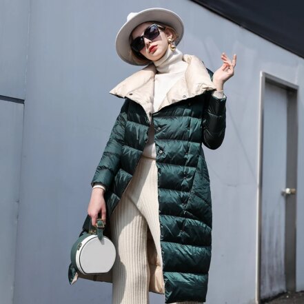 femme portant une Parka reversible femme longue à boutons avec grand col verte ou beige