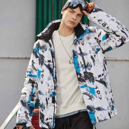 Parka ski homme coupe vent et imperméable, de couleur blanche, porté par un homme, devant un mur blanc