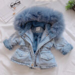 Parka bébé en denim avec capuche à fourrure sur fond gris