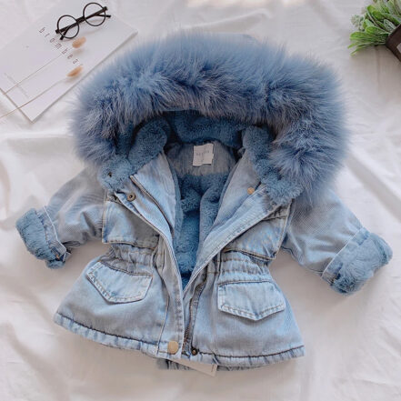 Parka bébé en denim avec capuche à fourrure sur fond gris