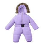 Parka bébé violette avec capuche fourrée sur fond blanc