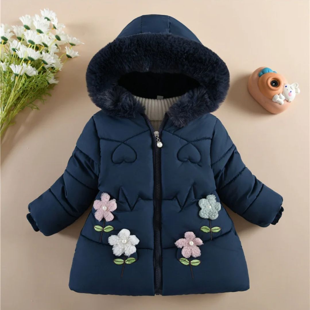 Parka enfant bleue et matelassée à capuche sur fond beige