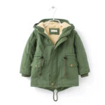 Parka enfant longue et verte en coton sur fond blanc