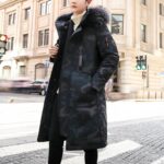 Parka foot homme noire avec motif camouflage sur un homme dans la rue