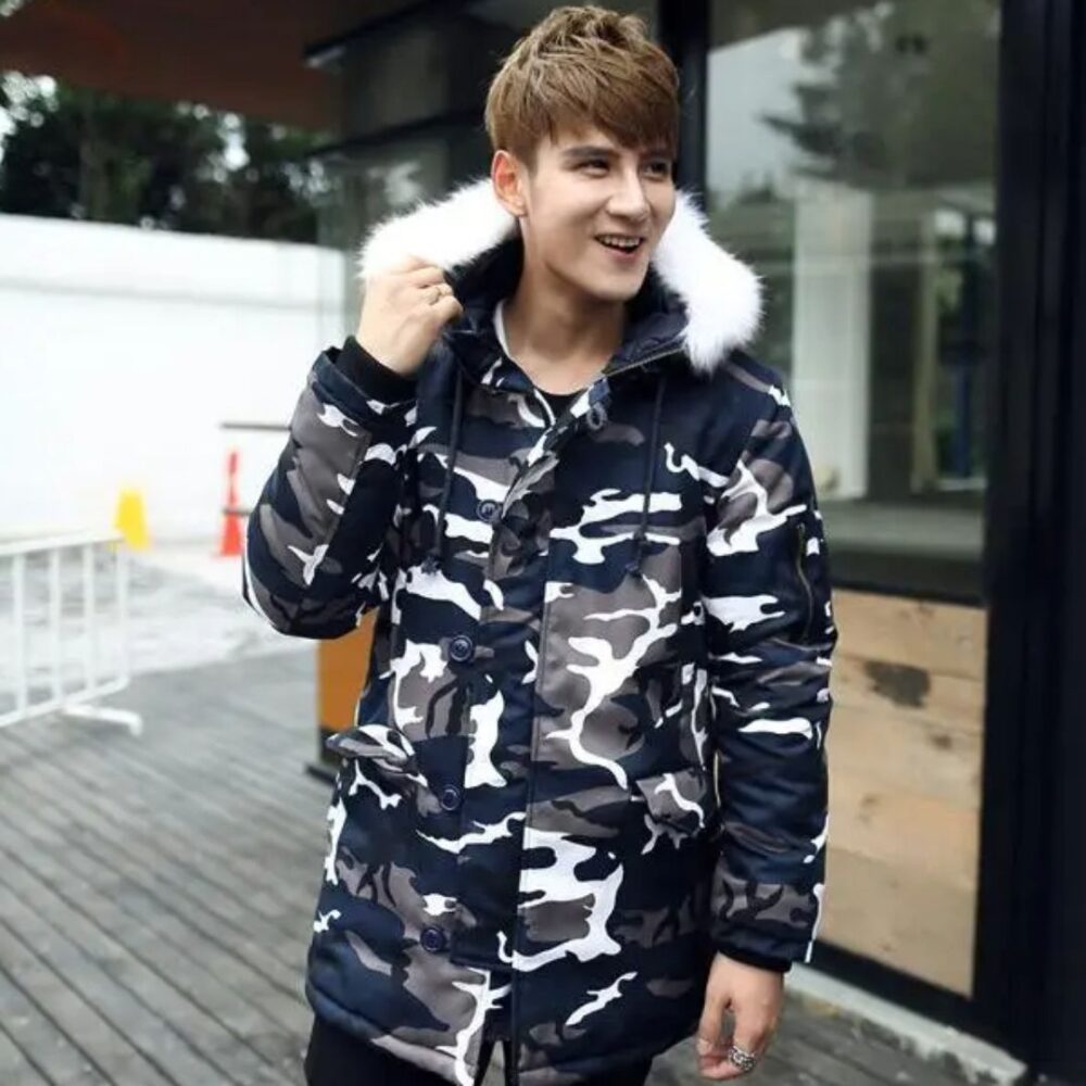 IMG_10_2024_parka_militaire_bleue_blanche_motifs1 Parka militaire bleue et blanche à motifs sur un homme en extérieur