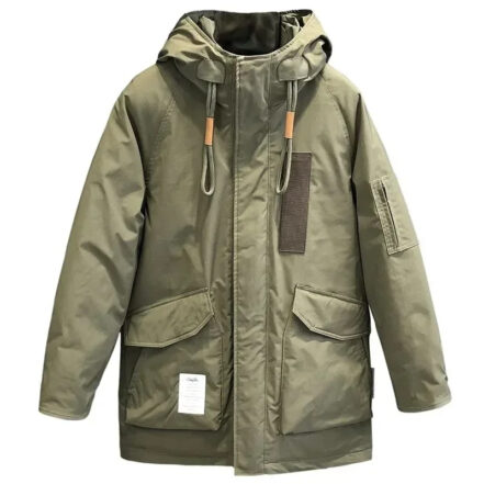 Parka militaire longue et thermique pour homme sur fond blanc