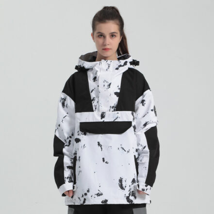 Parka ski effet camouflage pour femme sur une femme sur fond gris