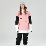 Parka ski pour femme au design moderne sur une femme sur fond gris
