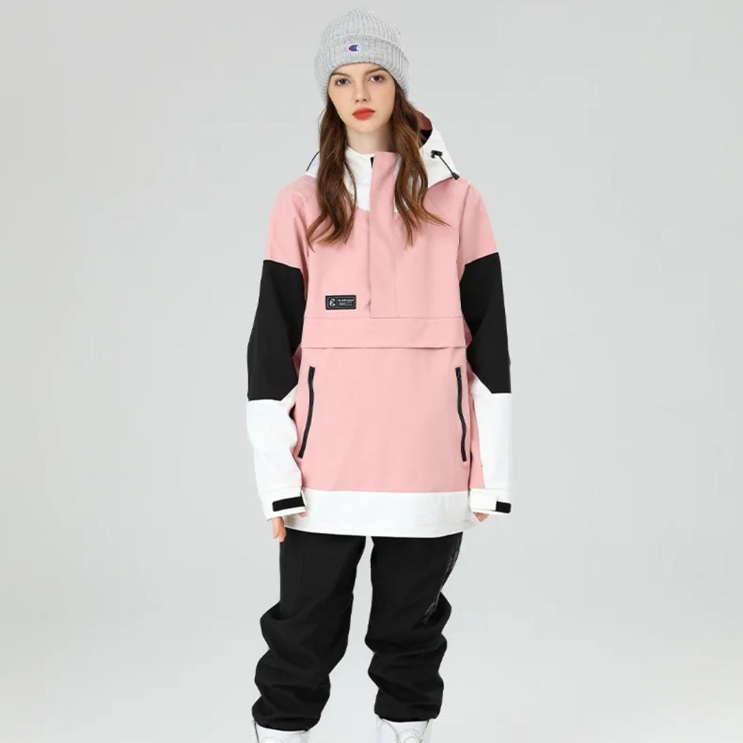 Parka ski pour femme au design moderne sur une femme sur fond gris