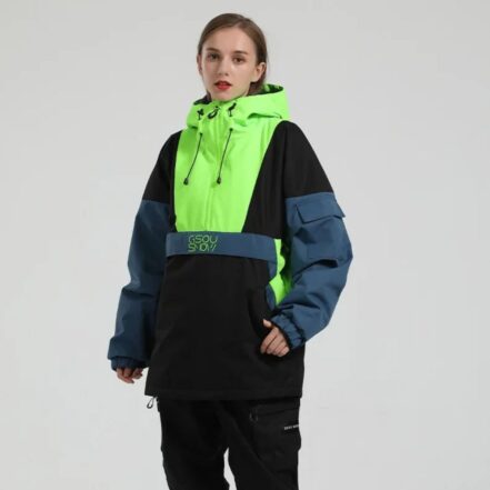 Parka ski fluorescente et thermique pour femme sur une femme sur fond gris
