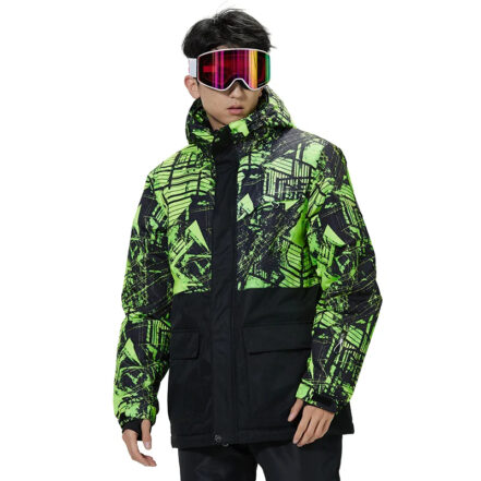 Parka ski pour homme avec motifs géométriques sur un homme sur fond blanc