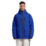 Parka ski imperméable et coupe-vent sur fond blanc