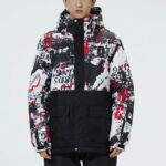 Parka ski imperméable au design moderne abstrait sur un homme sur fond gris