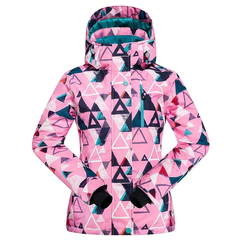 IMG_10_2024_parka_ski_moderne_femme_motifs_triangulaires3 Parka ski moderne pour femme avec motifs triangulaires sur fond blanc