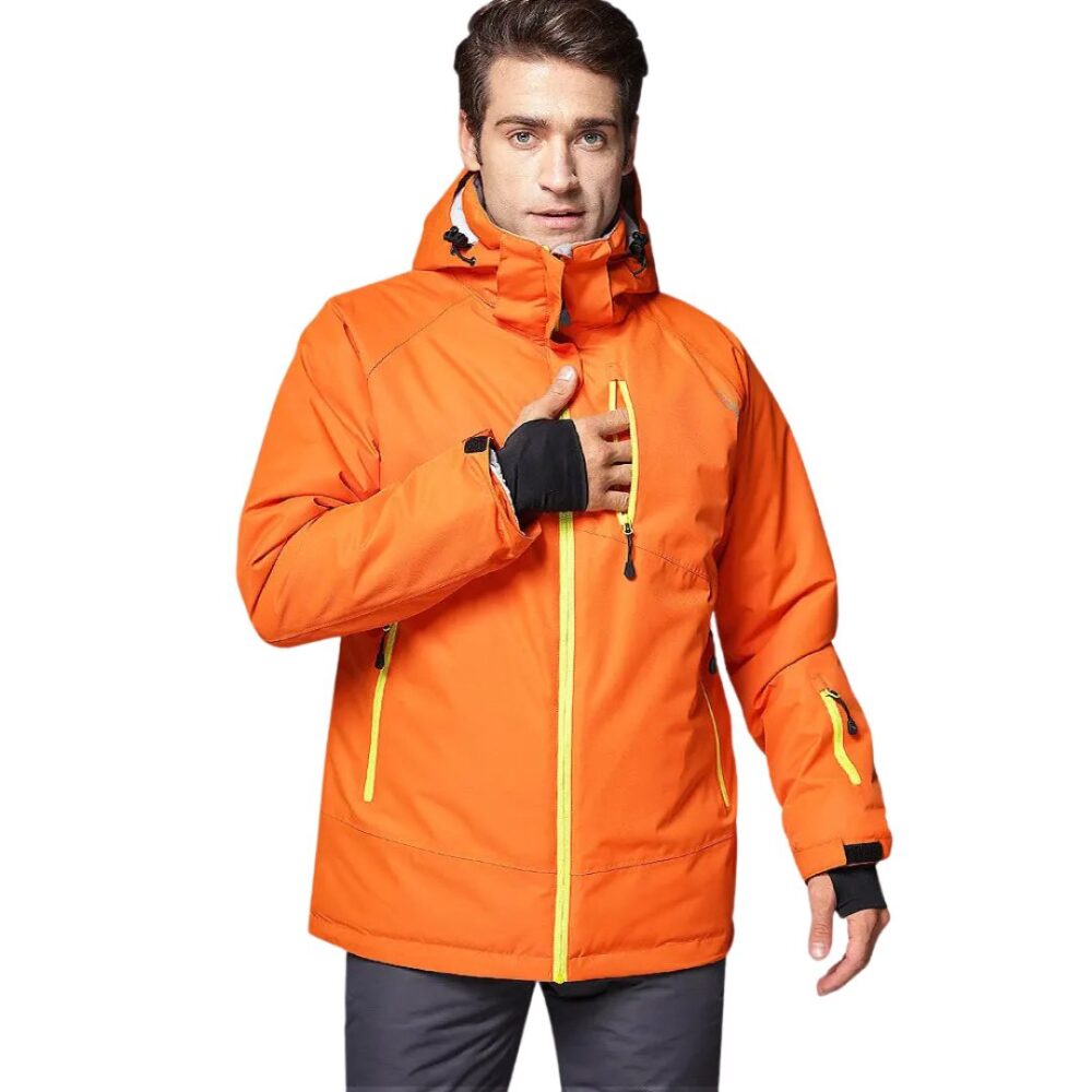 IMG_10_2024_parka_ski_orange_capuche3 Parka ski orange à capuche sur fond blanc sur un homme