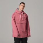 Parka ski rose et coupe-vent pour homme sur un homme sur fond gris