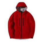 Parka ski rouge et imperméable sur fond blanc