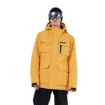 Parka ski style cargo et imperméable sur un homme sur fond blanc