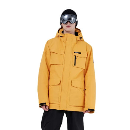 Parka ski style cargo et imperméable sur un homme sur fond blanc