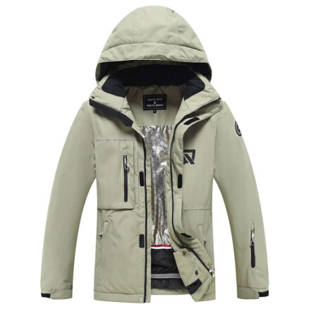 Parka ski verte et imperméable à capuche sur fond blanc