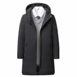 Parka foot homme coupe-vent à capuche sur fond blanc